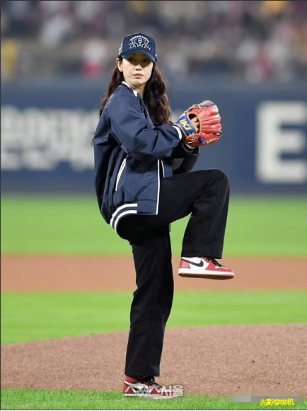 朴信惠为KBO联赛开球,甜美笑容深入人心,网友:自然的微胖女神