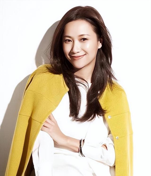 抽烟成瘾的六位女明星,个个都是老烟民,刘亦菲14岁就会抽烟了