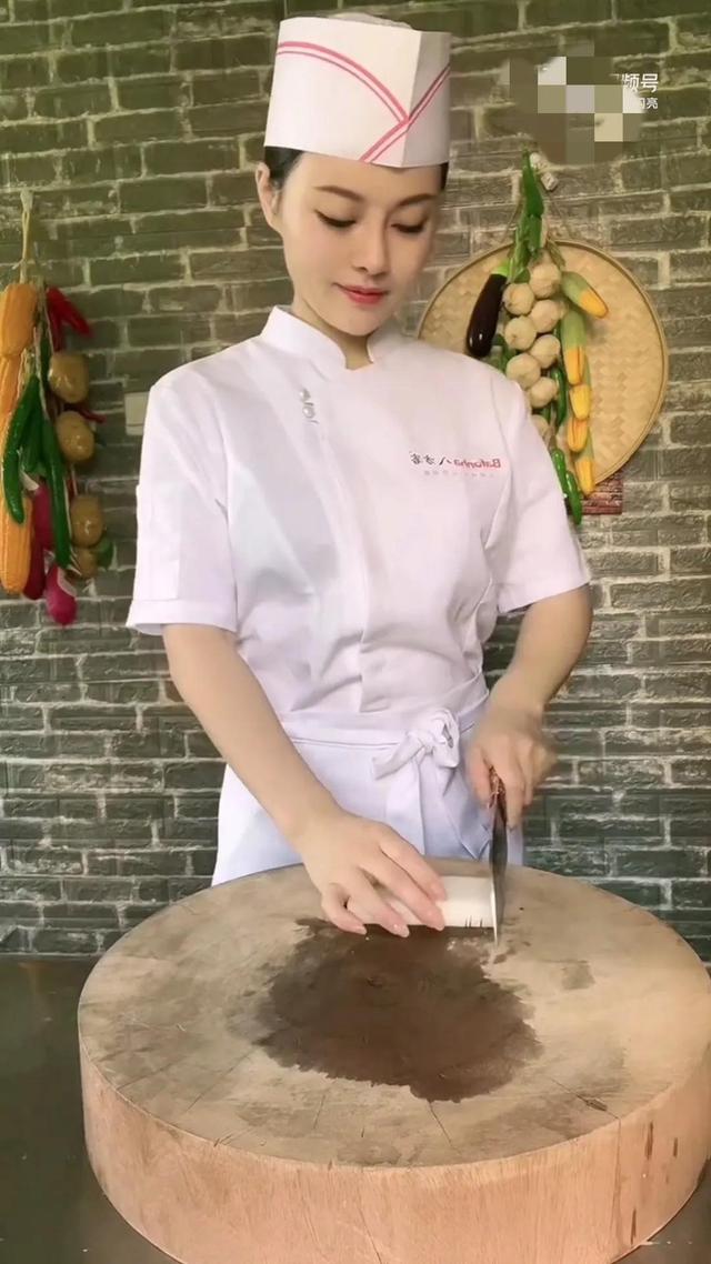 美女厨师,不靠颜值靠手艺,喜欢的粉丝点赞