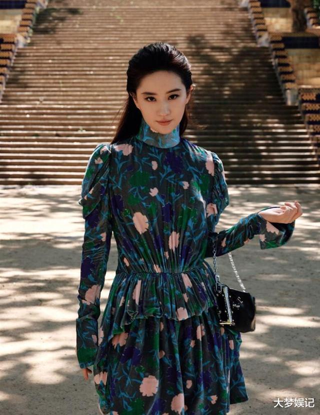 没穿内衣?刘亦菲时装秀性感裙装“激凸”被看,网友快喷鼻血