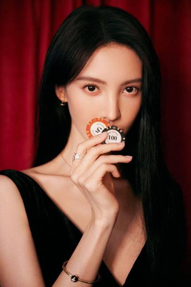 最美女荷官!金晨穿深V长裙小口抽烟纯欲感十足