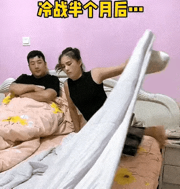 妹子真大胆,这样的纹身都敢露出来,我在她身后都替她感到尴尬