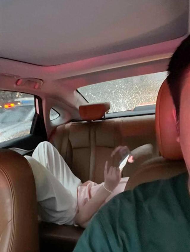 女子车上脱鞋躺下,后座不停换姿势,司机目睹后表情尴尬