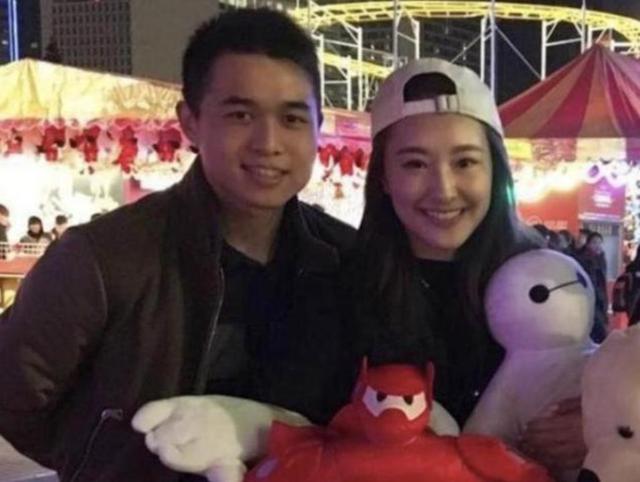 TVB红毯众多美女云集,不畏寒冷穿黑丝短裙露长腿,身材凹凸有致