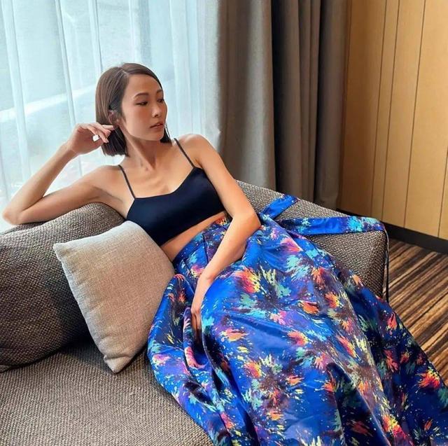 香港女星汤怡胸部意外丰满引质疑,消瘦身材与胸骨成焦点