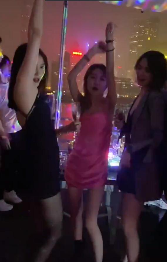 关晓彤生日蹦迪,穿性感超短裙大秀身材,满屏都是大长腿啊