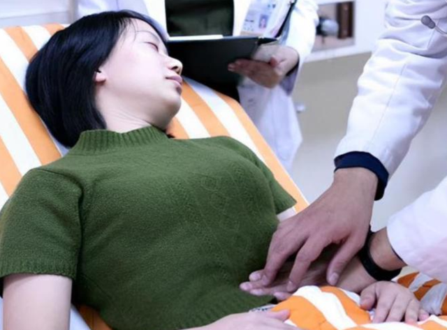 女子胸部被60岁男医生吸吮后续:行政拘留,吊销执照、停发养老金