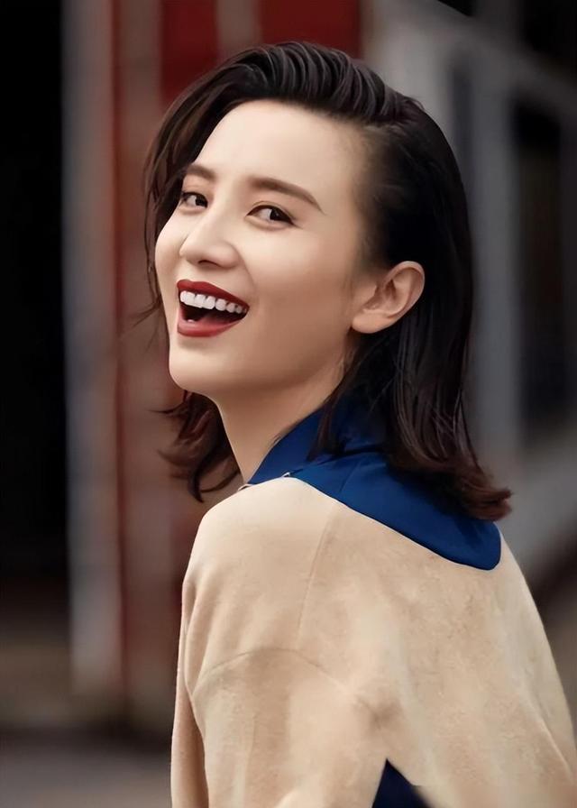 43岁宋佳近照!腋下妇乳明显,真空礼服险走光,胳膊上痕迹引热议