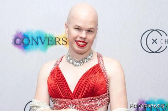 女性有权裸露上身、争取与狗交配权,美西的政治正确越来越热闹了