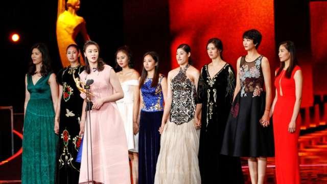 张常宁黑丝低胸礼服,事业线半露,浓妆艳抹,显得太成熟