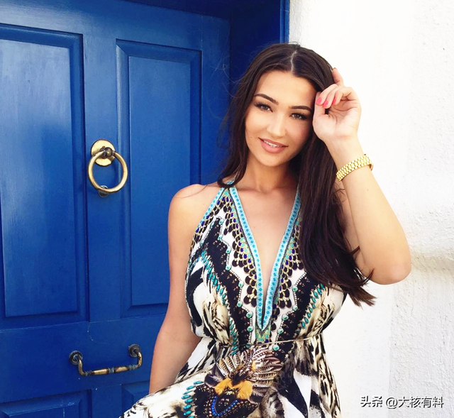 穷而性感!塞尔维亚国宝级美女:沙漏身材蜜桃臀,身上衣服是亮点