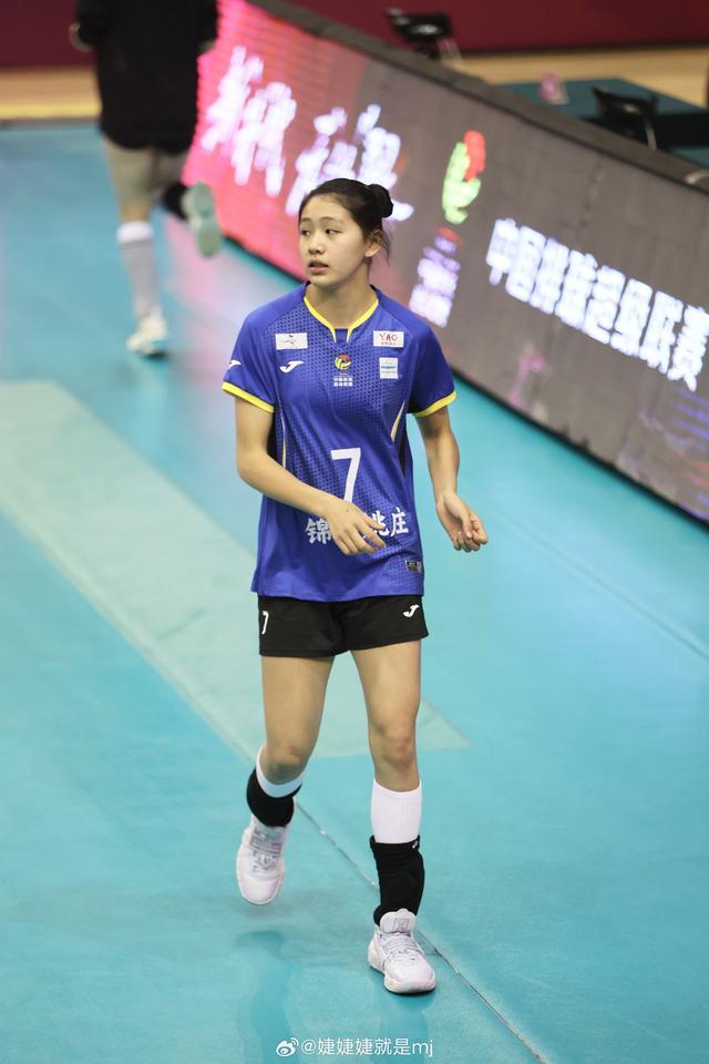 惊喜!中国女排又一美女新星脱颖而出,年仅17岁长相清纯气质甚佳