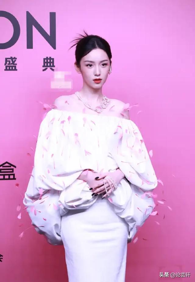 深圳这一夜,赵露思、林允的胸,露背的娜扎,都败给了朱珠的深V