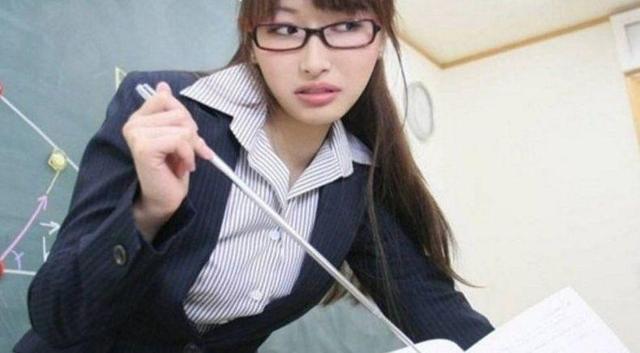 美女子家中撤内衣松绑胸部被定罪,律师:男人可以,为何女人不行