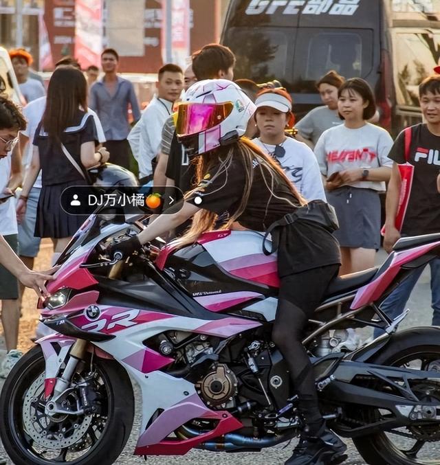 19岁机车女网红去世,目击者曝光细节,现场惨烈,喜欢穿丝袜飙车