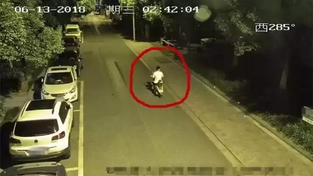 凌晨2点,年轻美女独自下班回家路上,背后一双手捂住她的嘴……
