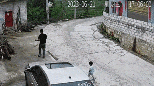 妹子真大胆,这样的纹身都敢露出来,我在她身后都替她感到尴尬