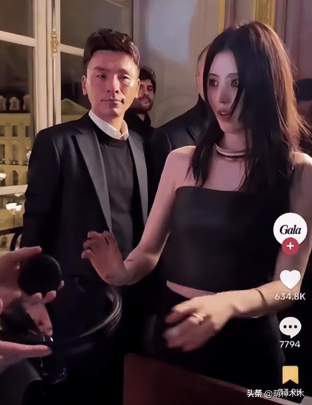韩星韩素希当众举止异常,五官不受控表情怪异,被质疑精神不正常