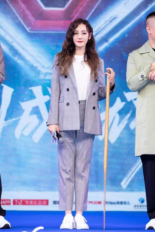 迪丽热巴秀身材拉仇恨,纤腰细腿小翘臀,背后视角更迷人