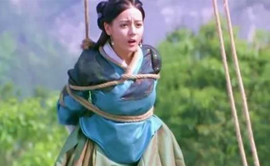在古装剧中女星被绑的瞬间,李绮红让人哭笑不得,董璇眉目如画