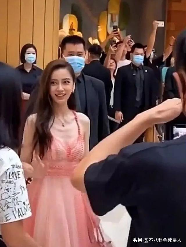 赵丽颖的副乳,杨幂的扁屁股,鞠婧祎的腿,女明星的身材也很真实