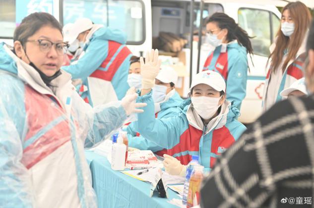 金鹰视后童瑶现身,裤子静电吸腿很尴尬,被指衣服太丑拖累气质?