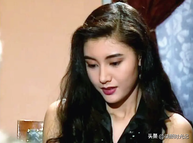 李嘉欣海边热裤露臀照,53岁秀性感好身材,网友:这身材,绝了!