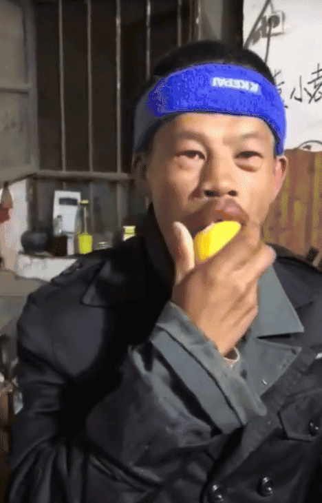 妹子真大胆,这样的纹身都敢露出来,我在她身后都替她感到尴尬