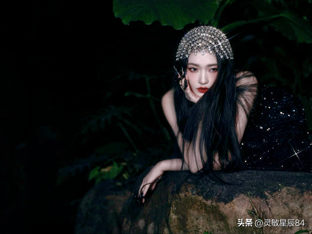林允穿黑色镶钻紧身裙性感迷人 化身丛林蛇女神秘妩媚!