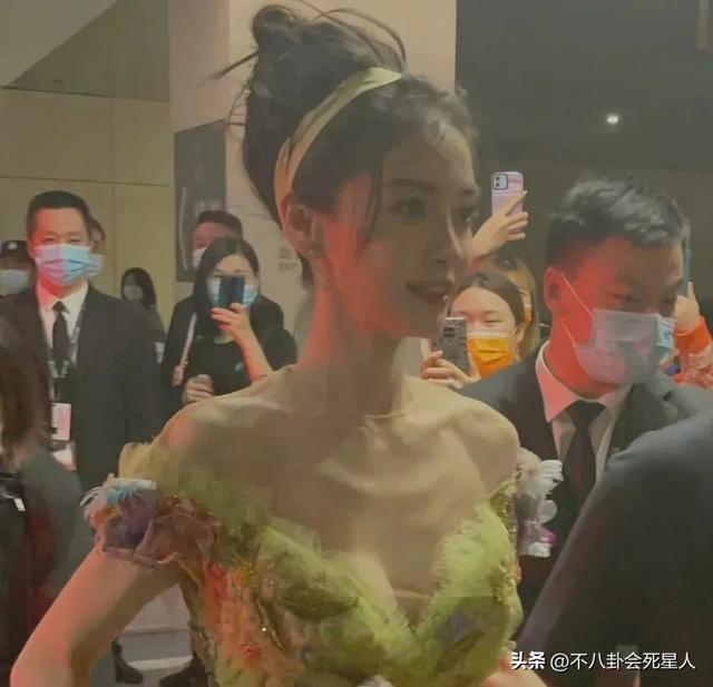 赵丽颖的副乳,杨幂的扁屁股,鞠婧祎的腿,女明星的身材也很真实