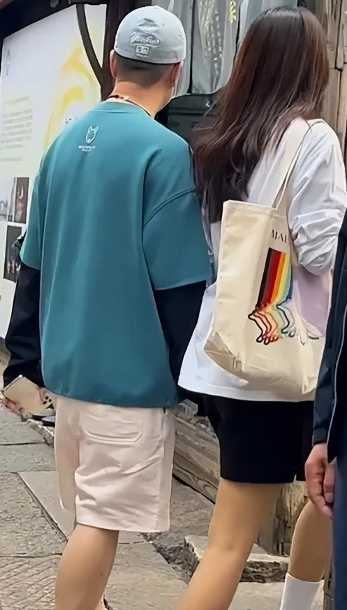 53岁孙红雷带妻女韩国度假,获美女粉丝挽手合照,笑得满面春风