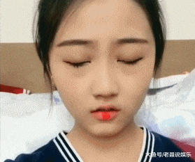妹子真大胆,这样的纹身都敢露出来,我在她身后都替她感到尴尬
