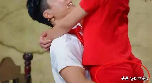 强吻、摸胸、掀裙底,这些男星究竟是真敬业,还是借机揩油?