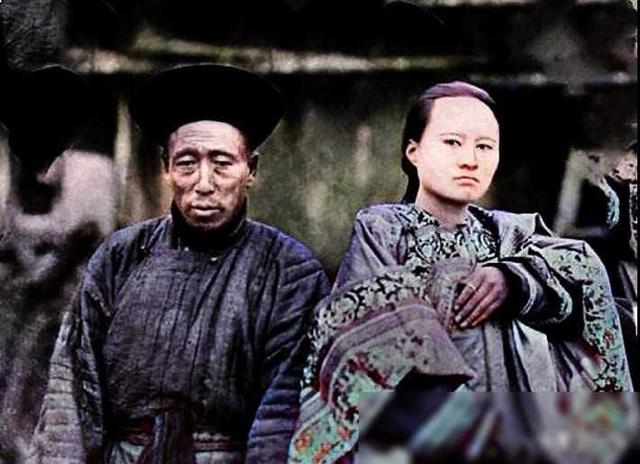 晚清悲惨女子老照片:窑姐坐洋军官怀里被摸胸,洋人当街欺辱妇女