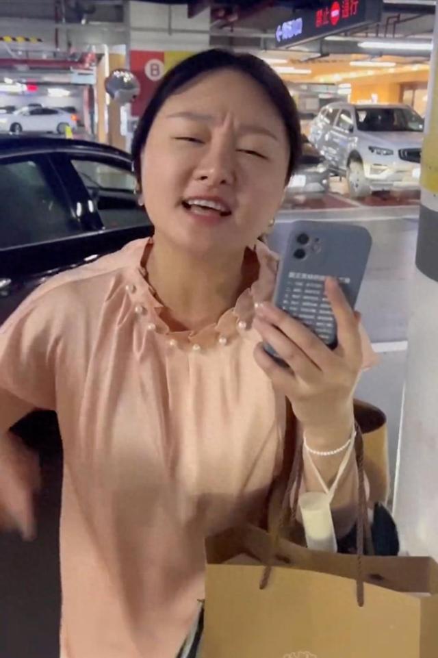 女子车上脱鞋躺下,后座不停换姿势,司机目睹后表情尴尬