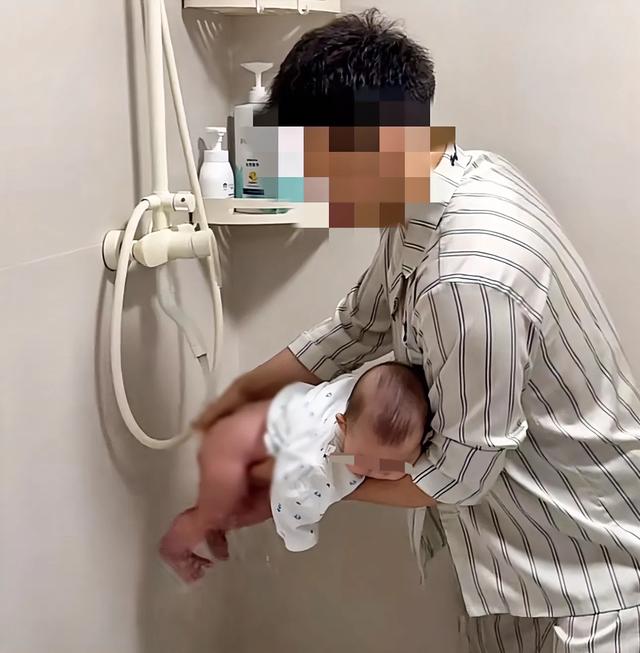 “爸爸给女婴洗屁屁”被指责,网友:这种事情很过分我家绝不允许