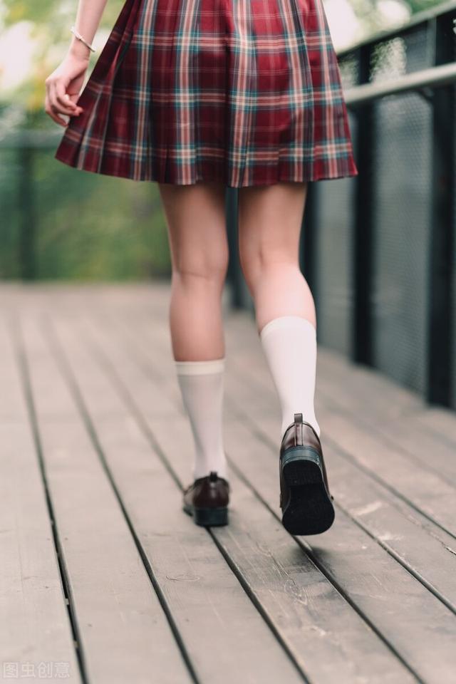 JK女孩被男子要求发裸照:先穿格裙拍,后面必须全裸