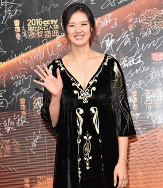 张常宁黑丝低胸礼服,事业线半露,浓妆艳抹,显得太成熟