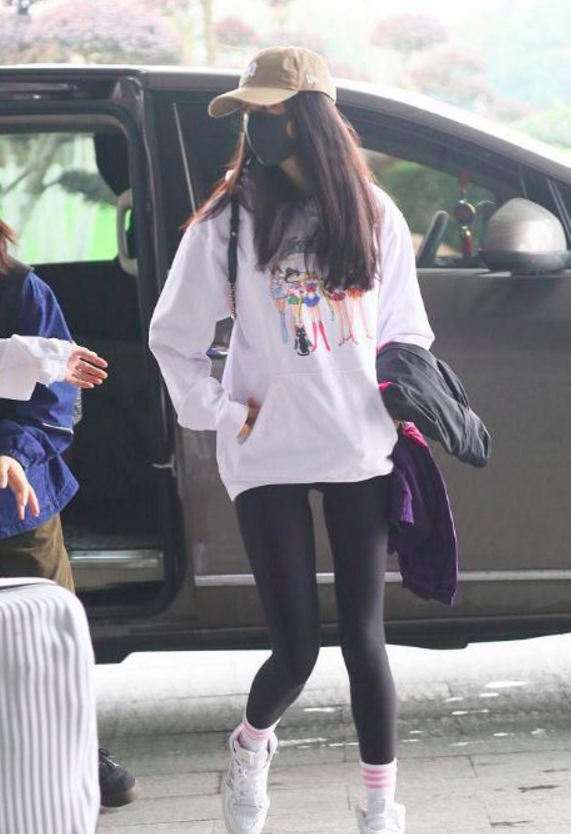 杨幂穿紧身裤秀超长超直美腿,穿美少女战士卫衣少女心爆棚