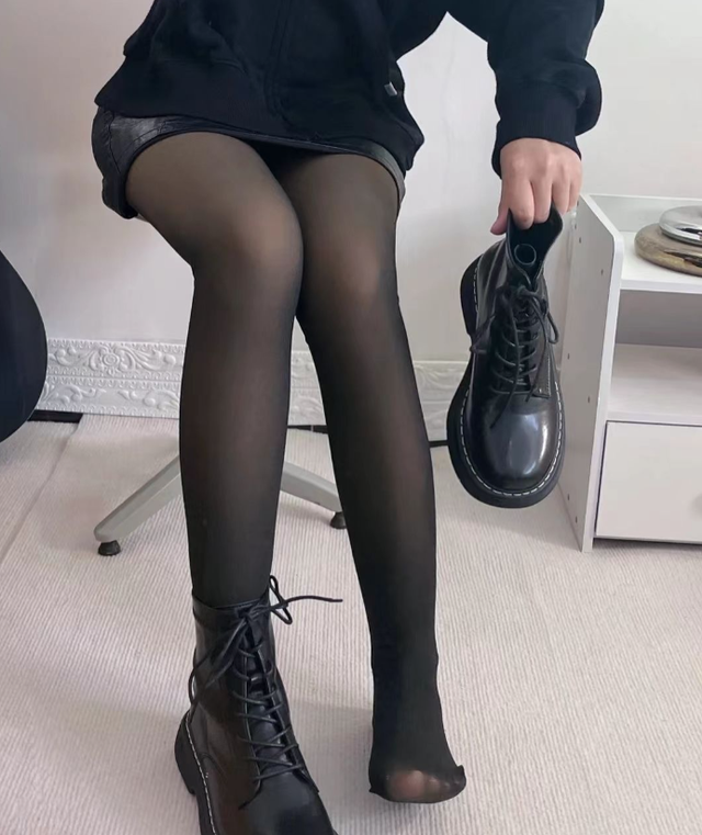 被杭州女生惊艳到了!满大街都在穿“靴子+黑丝”,洋气又好看