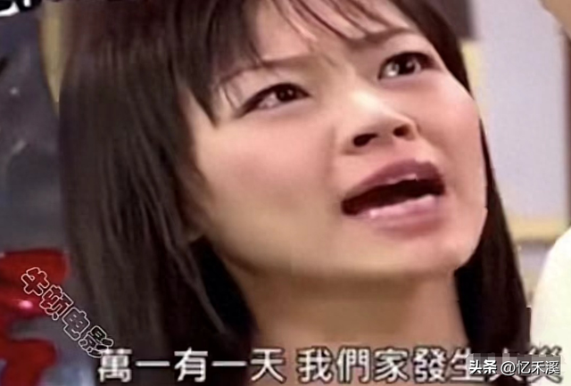 牛角胸罩,诱惑式舔刀尖,这些颠覆三观的镜头,看完让人一言难尽