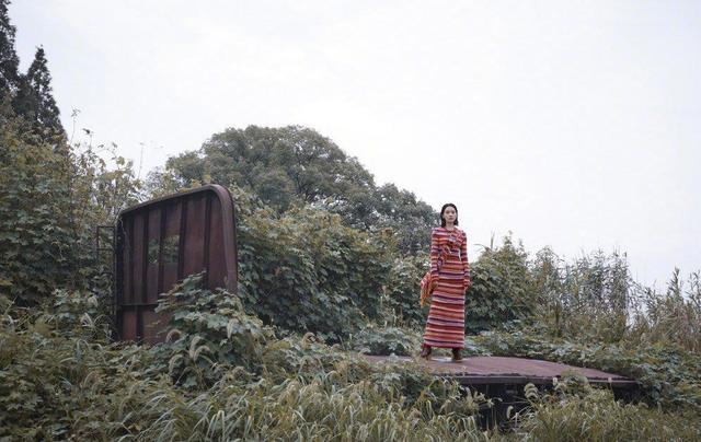 美女拿个狗尾巴草都好看,张馨予穿露脐装大秀长腿,氛围感太强