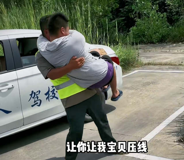 周冬雨脱了!上半身全裸“手也不遮”,破尺度大片引热议