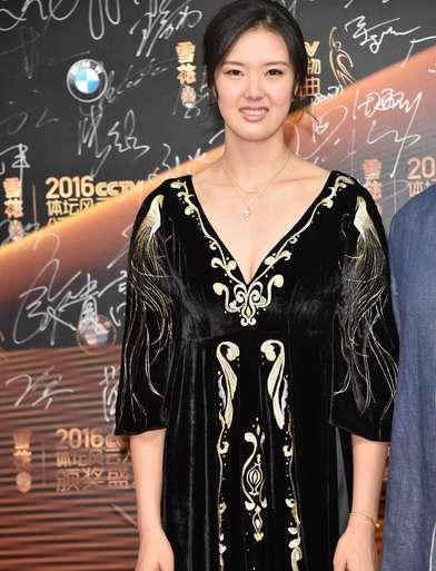 张常宁黑丝低胸礼服,事业线半露,浓妆艳抹,显得太成熟