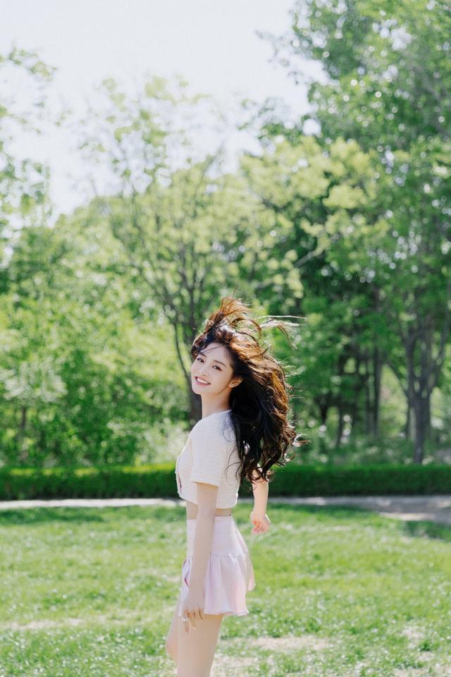 周洁琼舞台上放大招,露腰装配JK裙穿出女友身材,谁看了不心动?