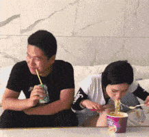 妹子真大胆,这样的纹身都敢露出来,我在她身后都替她感到尴尬