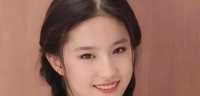 抽烟成瘾的六位女明星,个个都是老烟民,刘亦菲14岁就会抽烟了