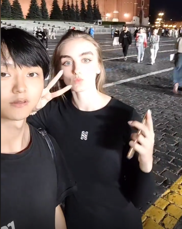 中国留学生爱上俄罗斯美女,每天被女友亲上百次,睡个懒觉都不成