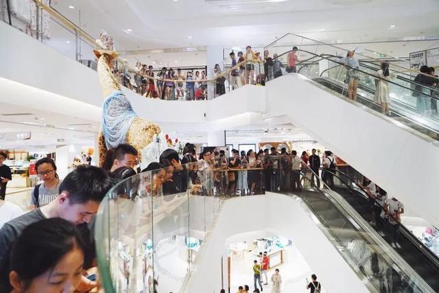 “维密天使”何穗下午在杭州被围观,原来那些传说是真的,肤白胸大、腿长两米、自带光环!