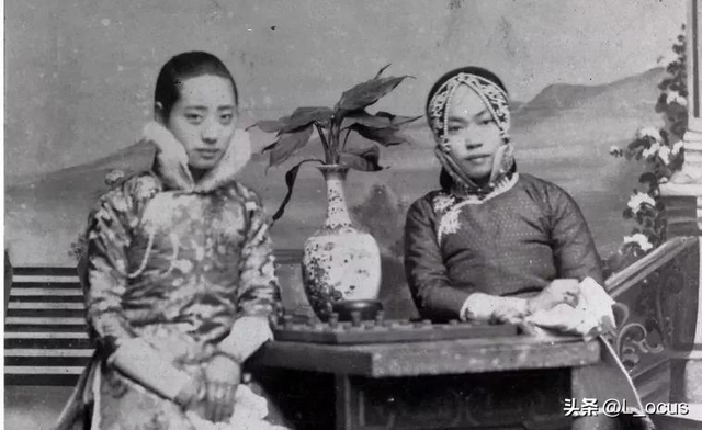 “不堪入目”老照片:日本男女赤裸共浴,喂奶忘记系扣子的妇女